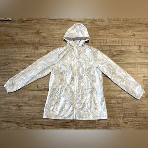 Quechua full zip raincut rain jacket windbreaker grey white leaf foliage nature